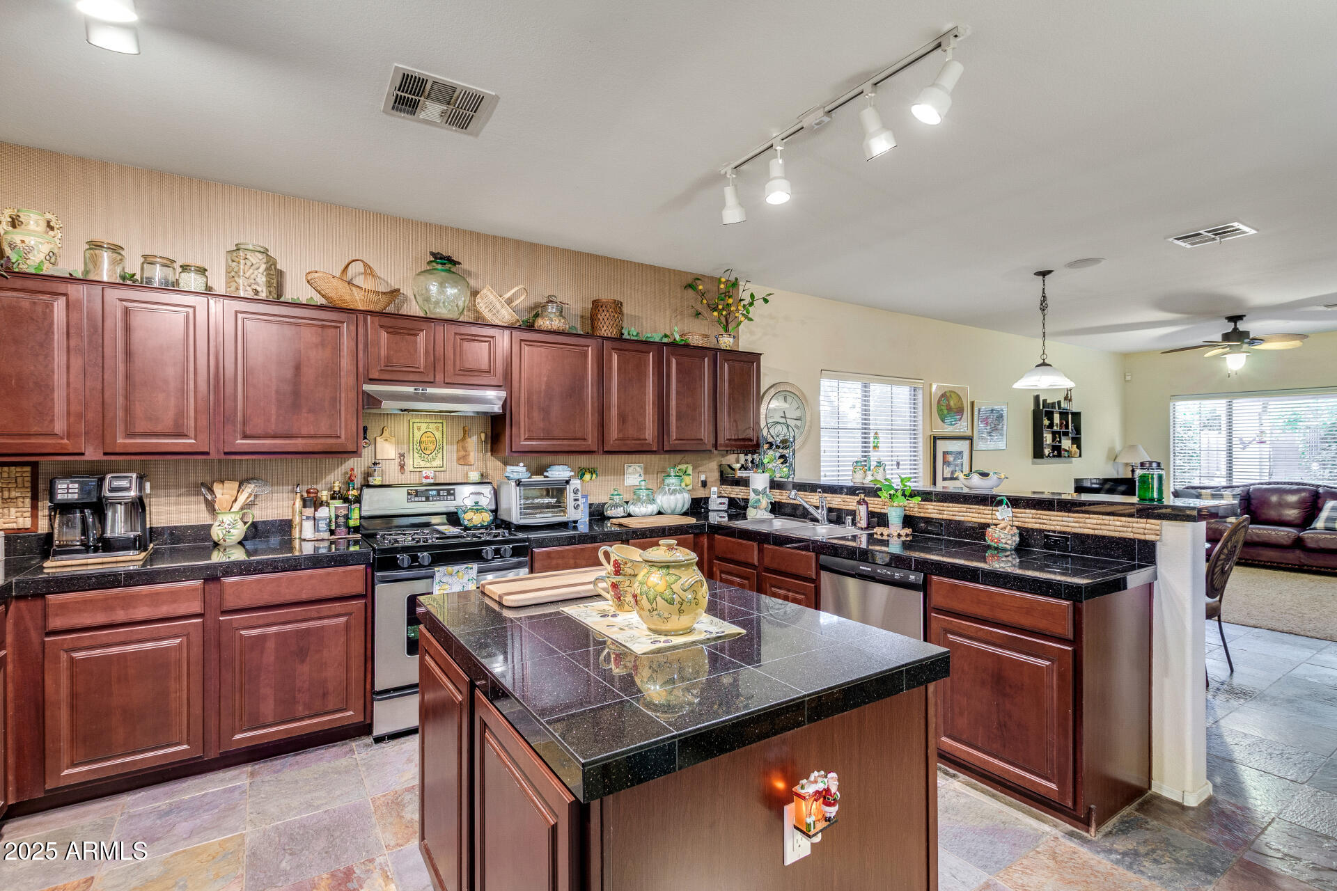 6358 South Legend Court Gilbert, AZ 85298 - Photo 15 of 38 17 - Legend