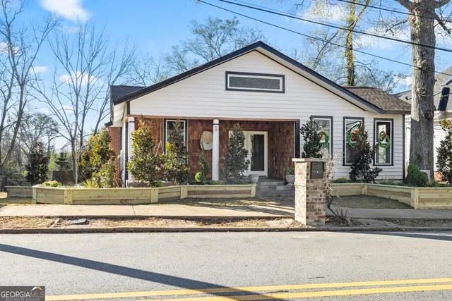 a view of a house with a yard