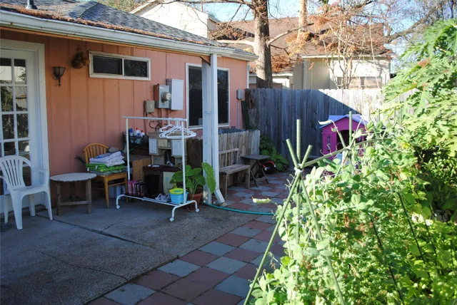 a view of outdoor space yard and porch