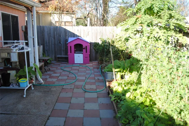 a view of a back yard of the house