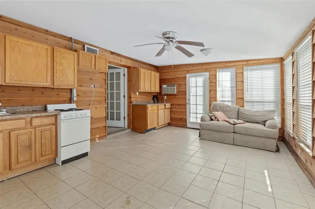 $2,500 | 4900 East St Charles Avenue, Lake Charles, LA 70605