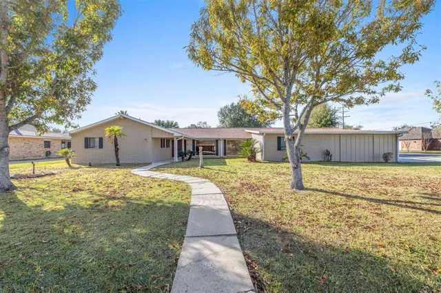 $2,500 | 4900 East St Charles Avenue, Lake Charles, LA 70605