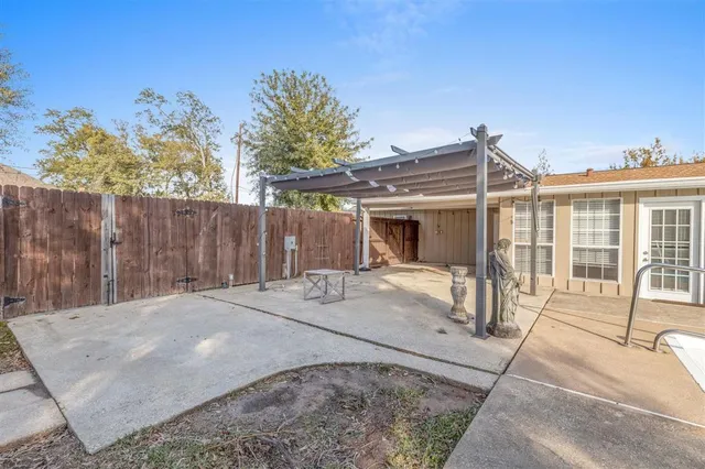 $2,500 | 4900 East St Charles Avenue, Lake Charles, LA 70605