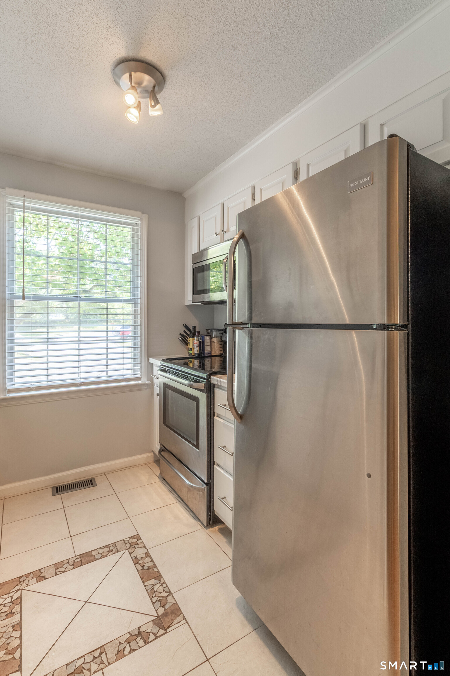 283 Strawberry Circle Windsor, CT 06095 - Photo 2 of 30