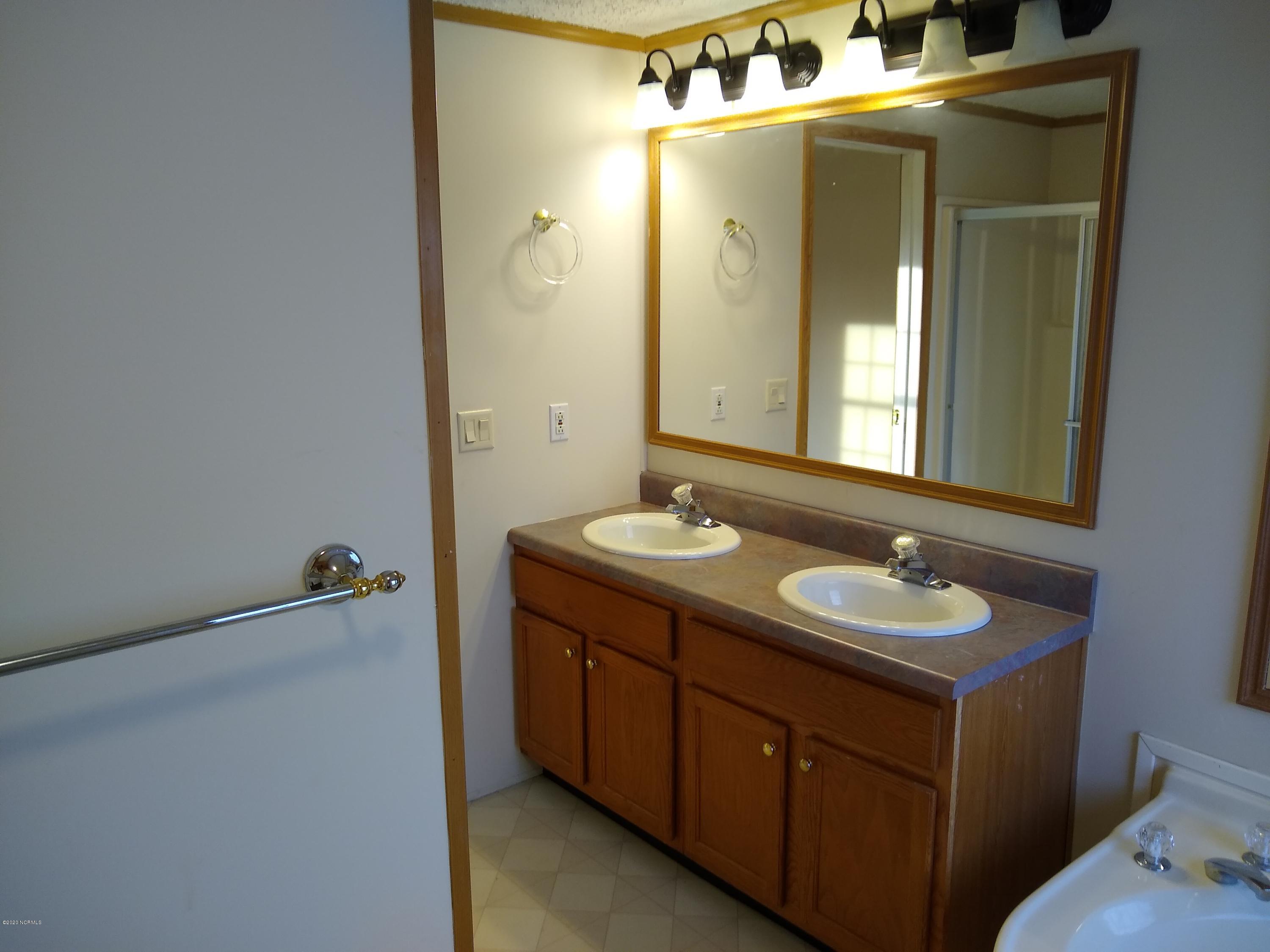 396 Morton Farm Road Hubert, NC 28539 - Photo 19 of 48 Master Bath