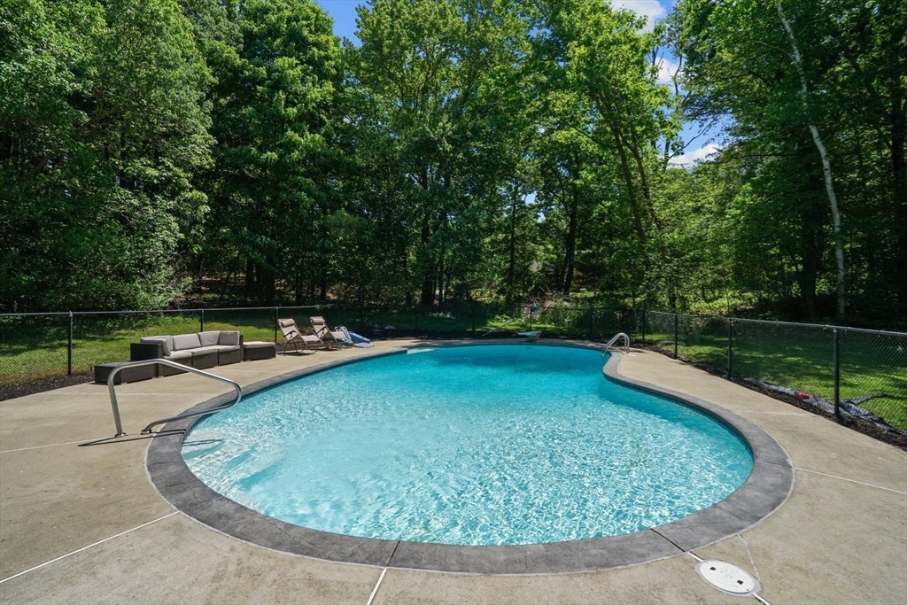 19 Stag Drive Billerica, MA 01821 - Photo 4 of 36