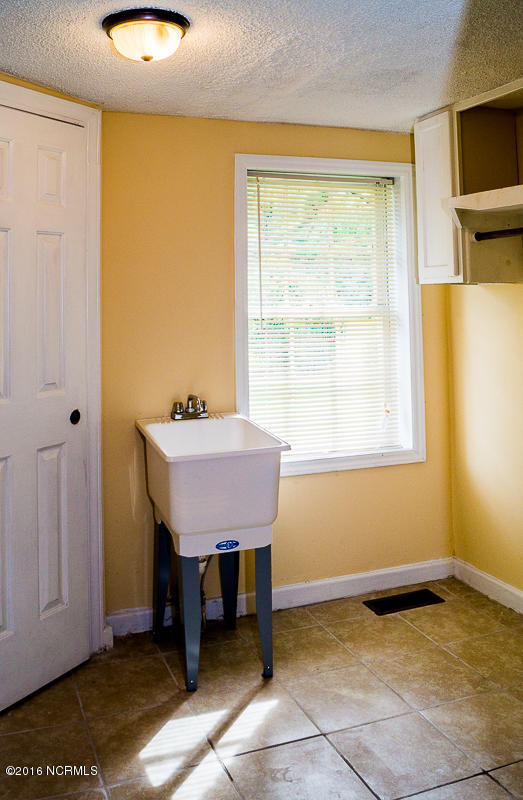 1636 Anderson Road Greenville, NC 27834 - Photo 9 of 33 LAUNDRY ROOM