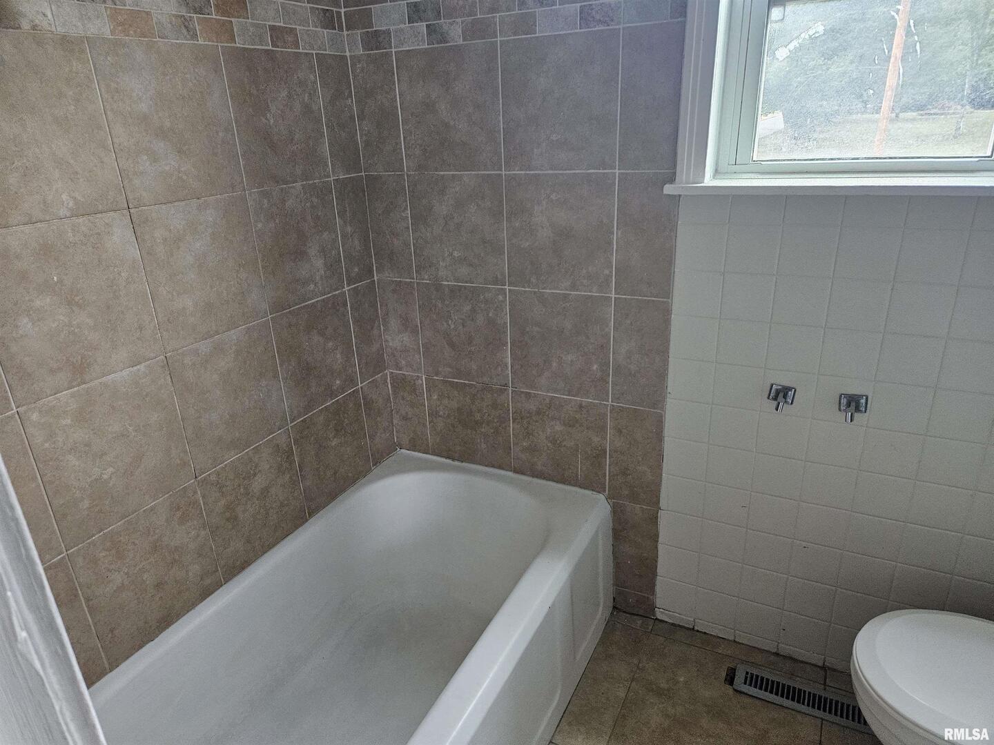 101 East Webster Street Benton, IL 62812 - Photo 12 of 29