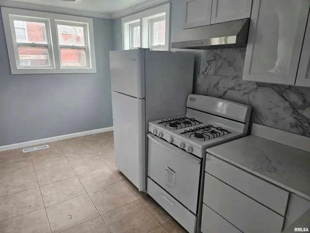 a kitchen that has a stove and a refrigerator