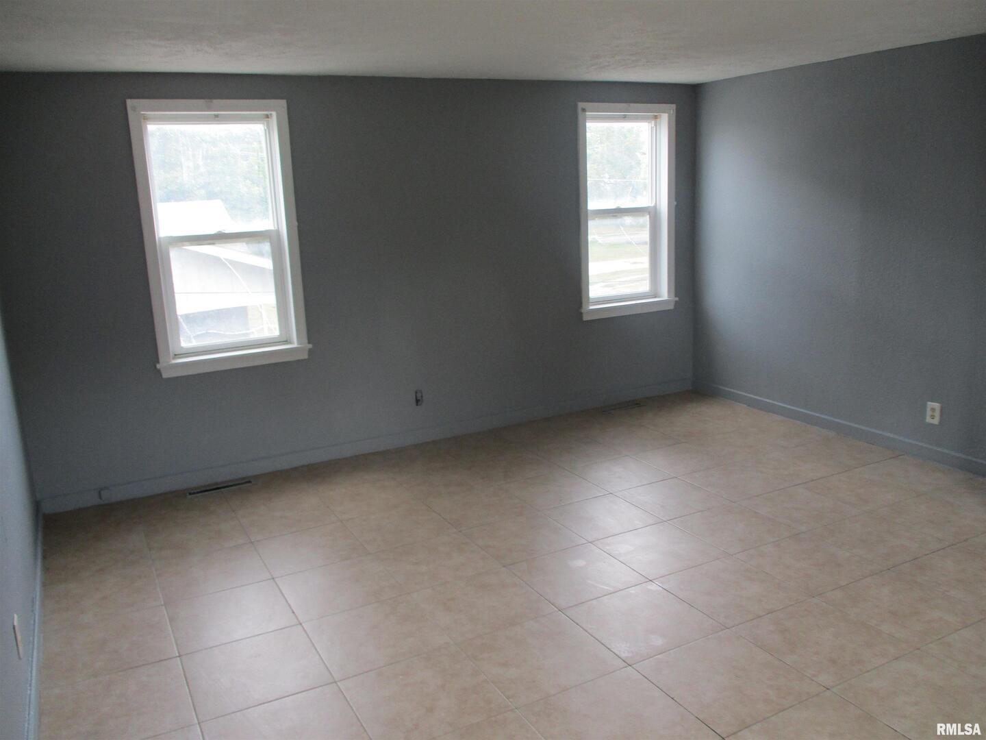 101 East Webster Street Benton, IL 62812 - Photo 4 of 29