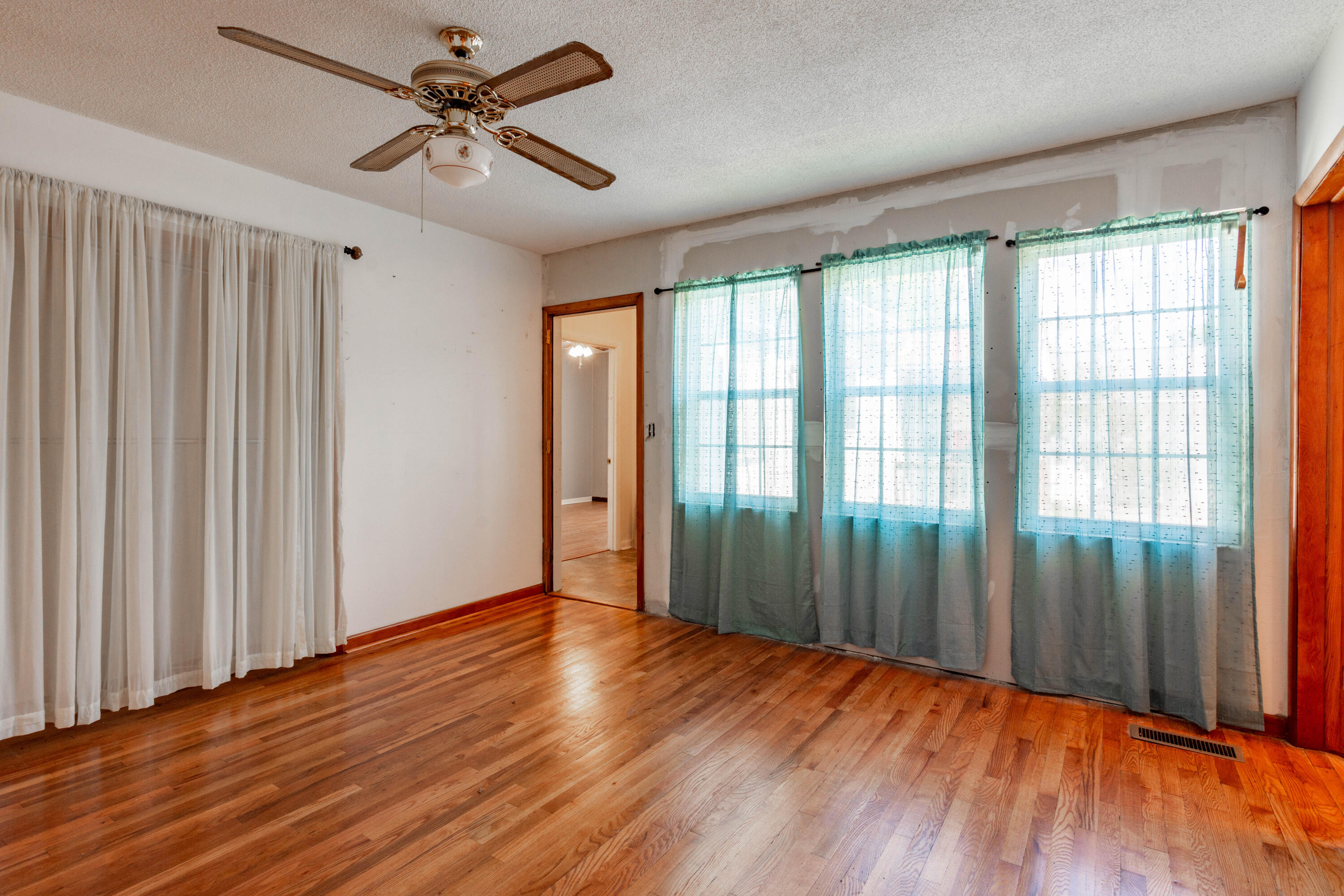 528 Browns Ferry Road Chattanooga, TN 37419 - Photo 5 of 60 528 Browns Ferry Rd-10