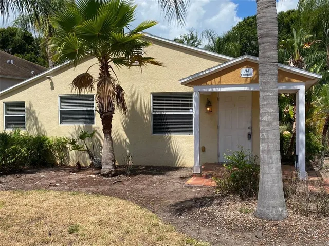 a view of a house with yard and plants
