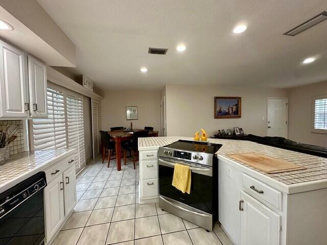 40 High Point Road, Unit D202 Tavernier, FL 33070 - Photo 4 of 28 a kitchen with a stove and a sink