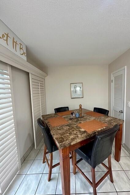 40 High Point Road, Unit D202 Tavernier, FL 33070 - Photo 7 of 28 a table with chairs and table in a kitchen