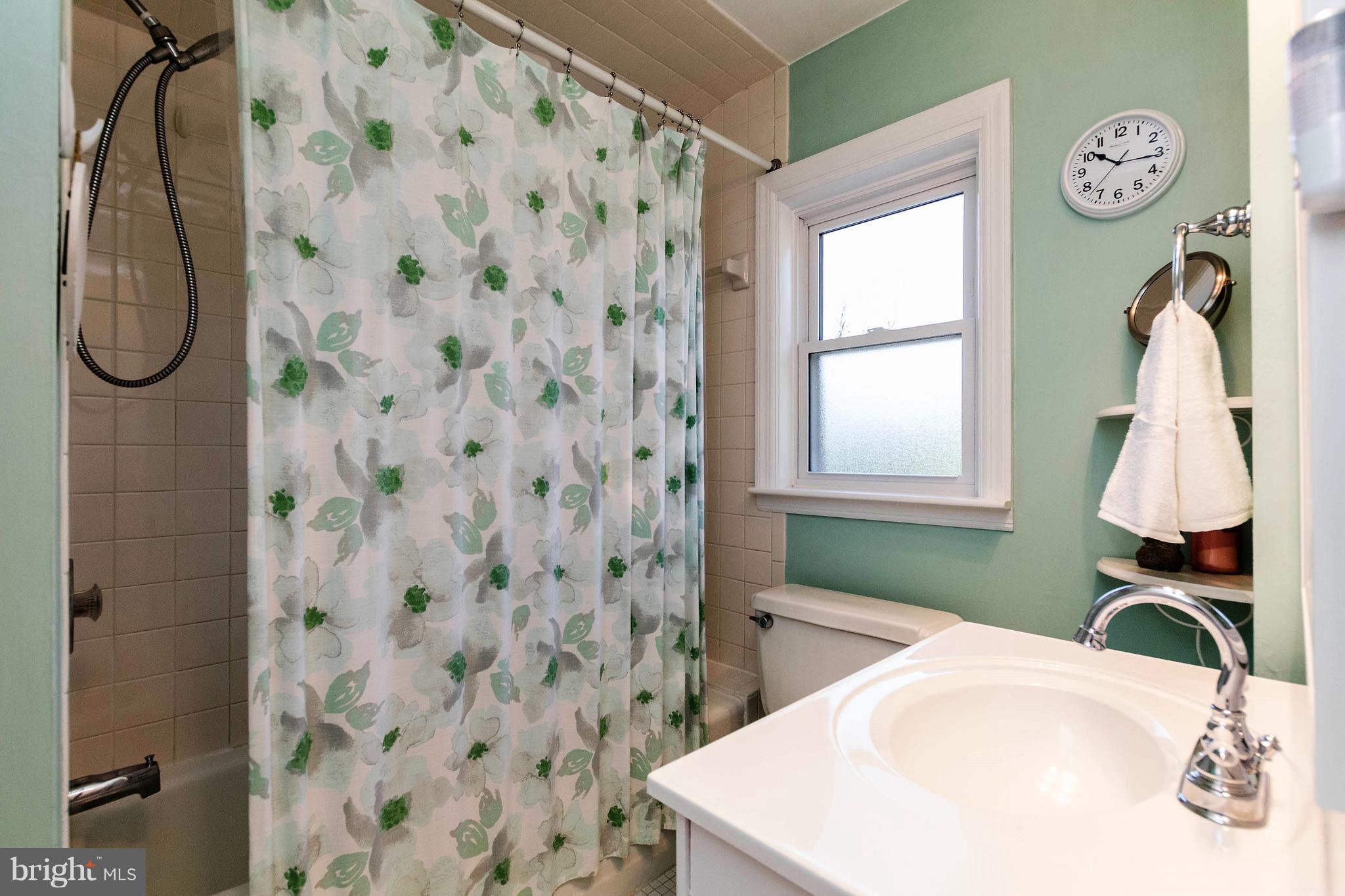 221 Ridgeway Road Catonsville, MD 21228 - Photo 34 of 60 Full bath on upper level
