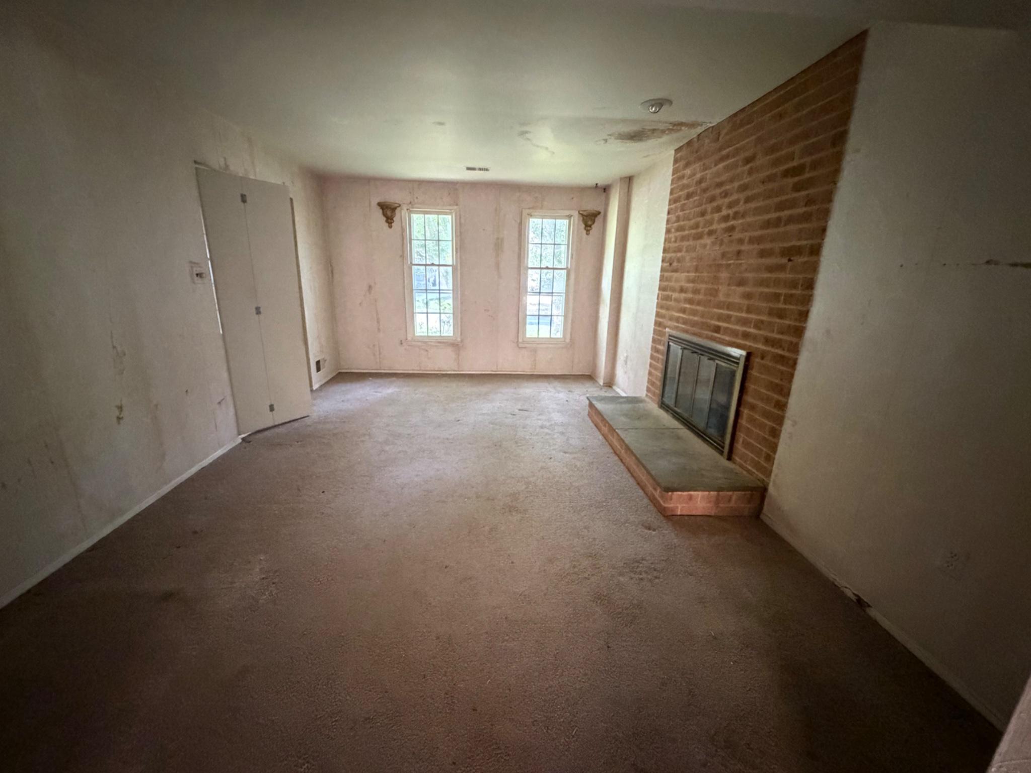 913 Windmill Lane Silver Spring, MD 20905 - Photo 10 of 19 Spacious room with natural light.
