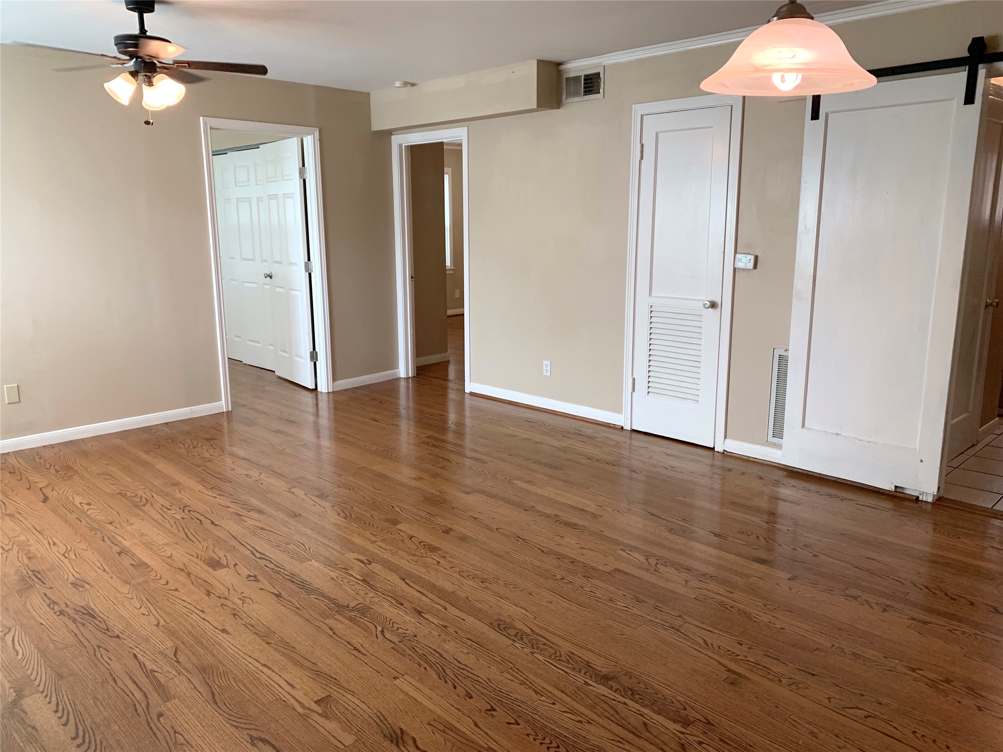 307 Avondale Street, Unit 1 Houston, TX 77006 - Photo 5 of 22 Corner unit! Clean move-in condition. Available for immediate occupancy!