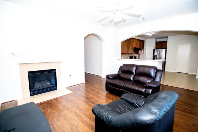 $2,300 | 25914 Chapman Falls Drive, Richmond, TX 77406