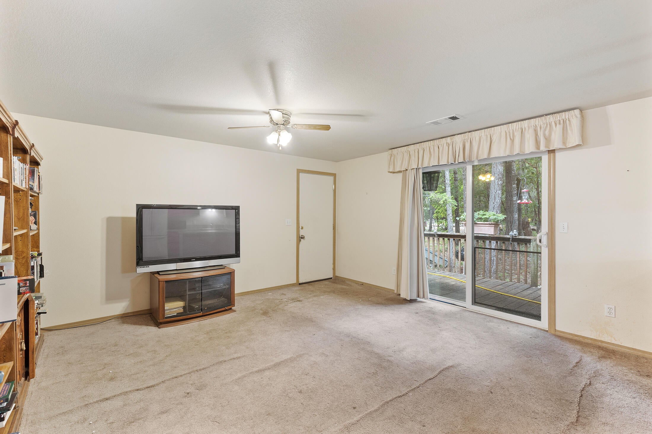 7060 Rockydale Road Cave Junction, OR 97523 - Photo 9 of 33 family room
