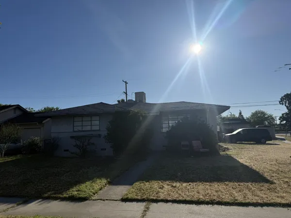 $250,000 | 3856 North Hacienda Drive, Fresno, CA 93705