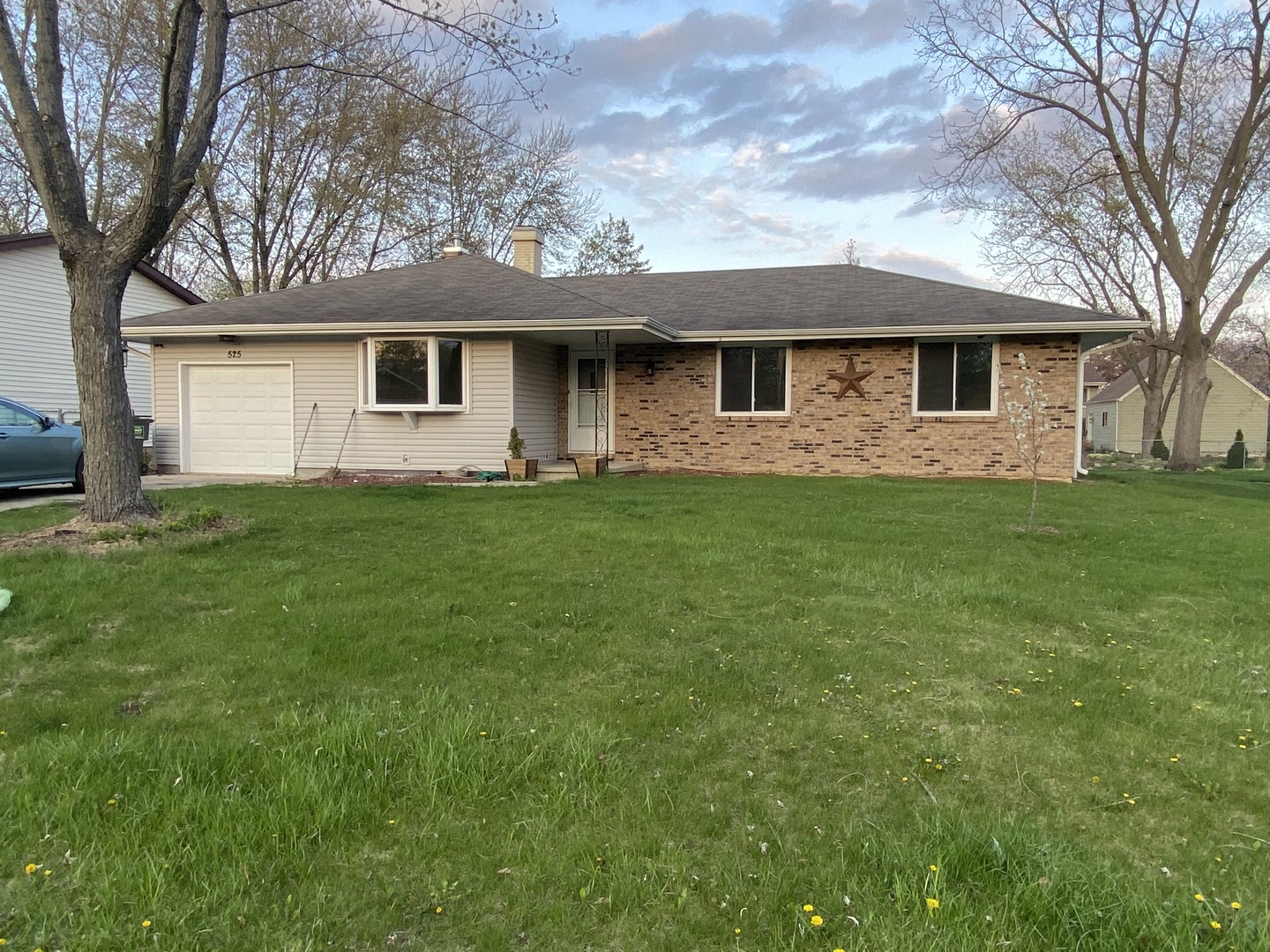 525 Northgate Road Lindenhurst, IL 60046 - Photo 1 of 10 a front view of a house with a garden