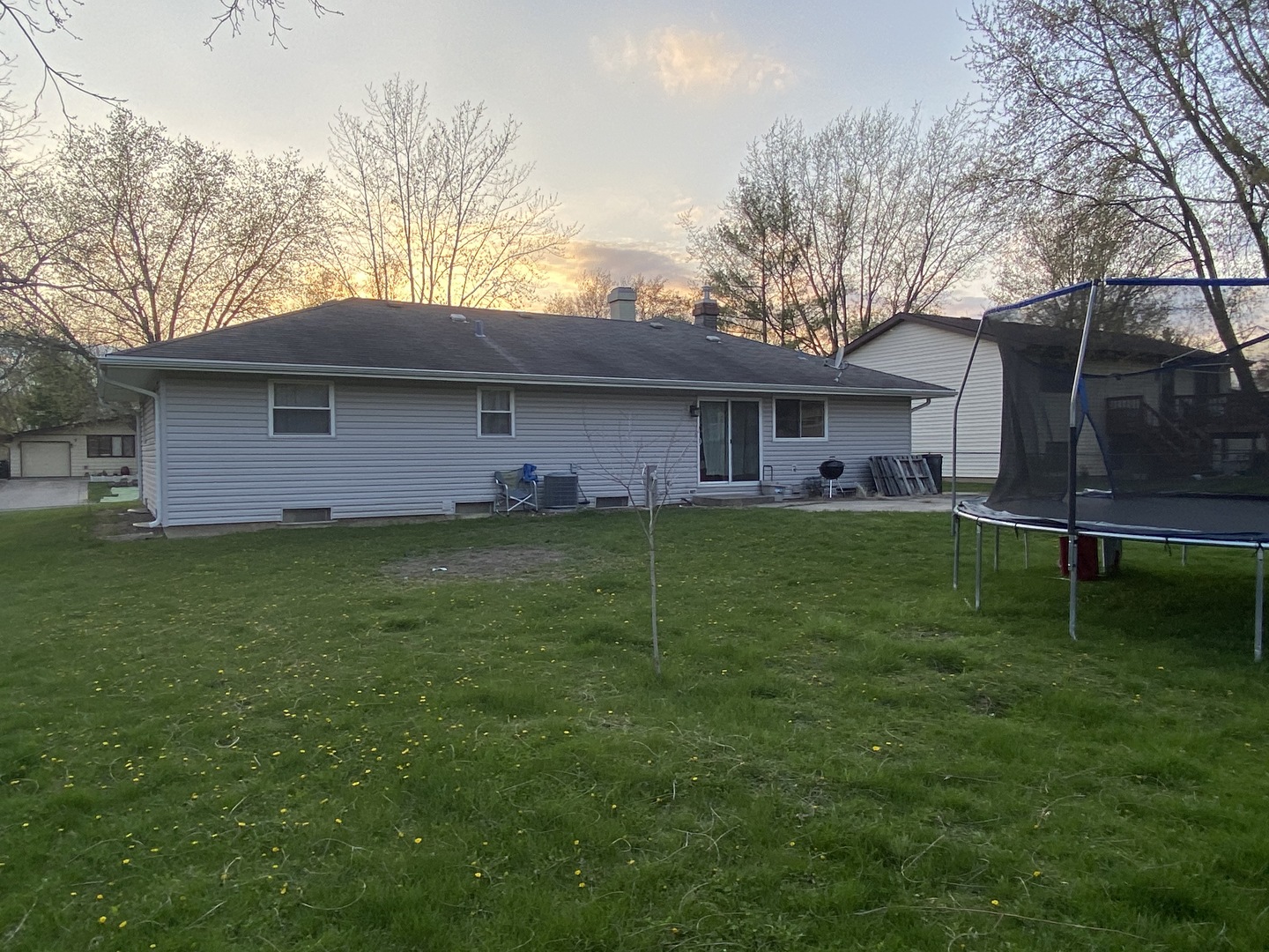 525 Northgate Road Lindenhurst, IL 60046 - Photo 10 of 10 a front view of house with yard and green space