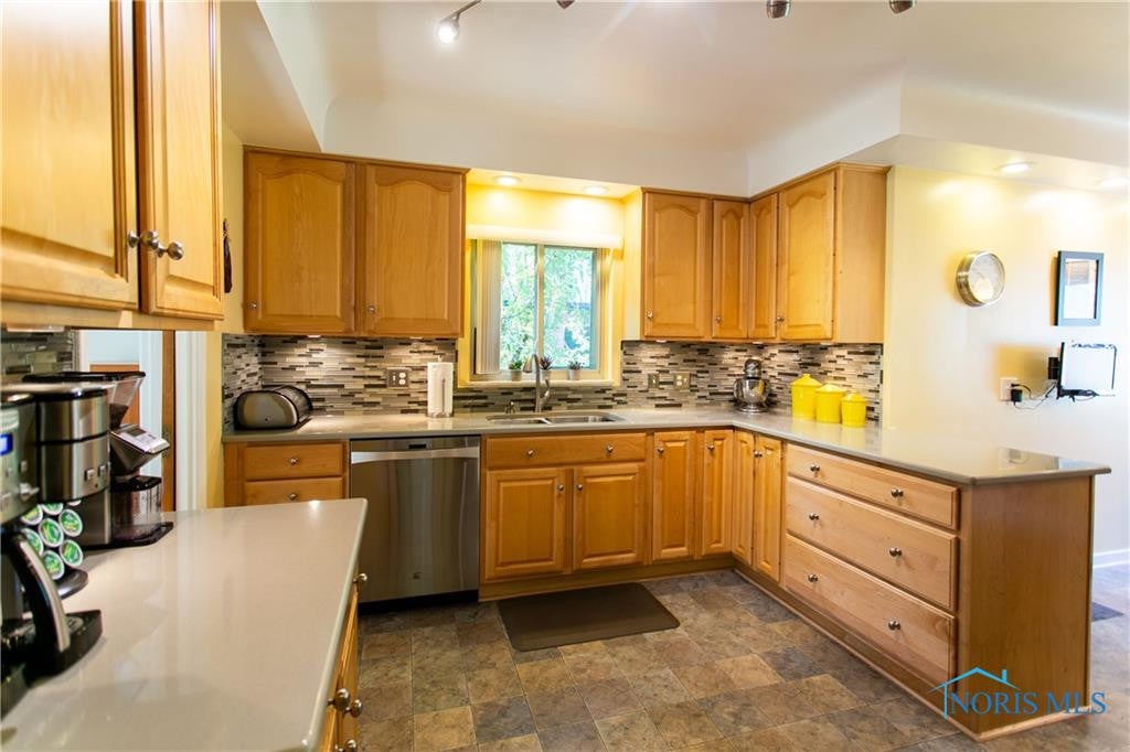 2435 Goddard Road Toledo, OH 43606 - Photo 12 of 35 QUARTZ COUNTERS & TILED BACKSPLASH
