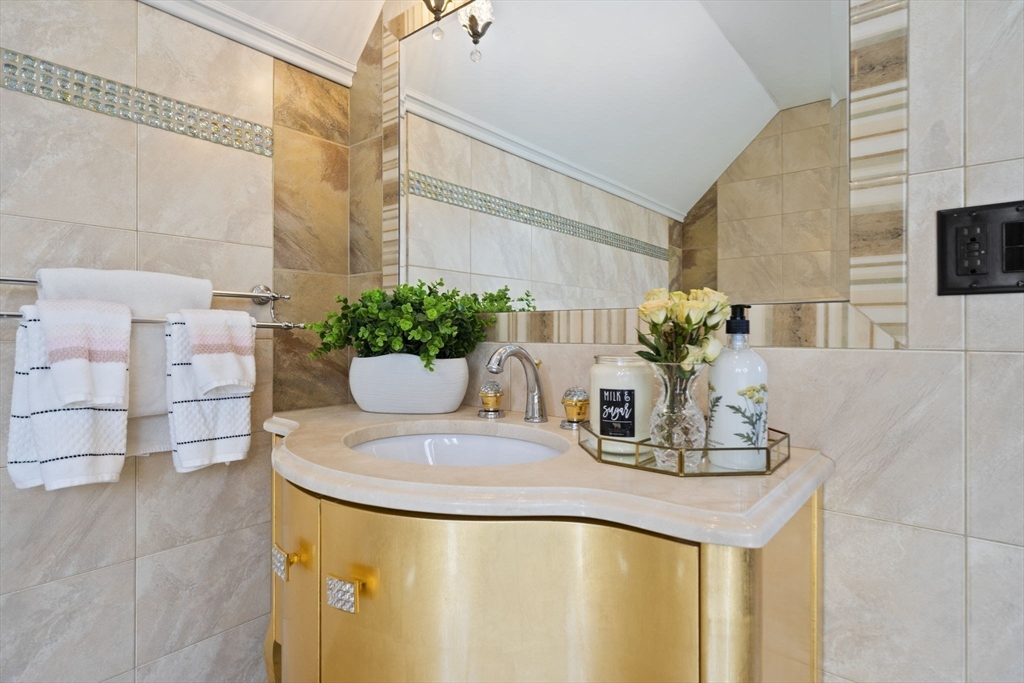 20 Boulder Road Newton, MA 02459 - Photo 33 of 42 a dining room with furniture and a potted plant