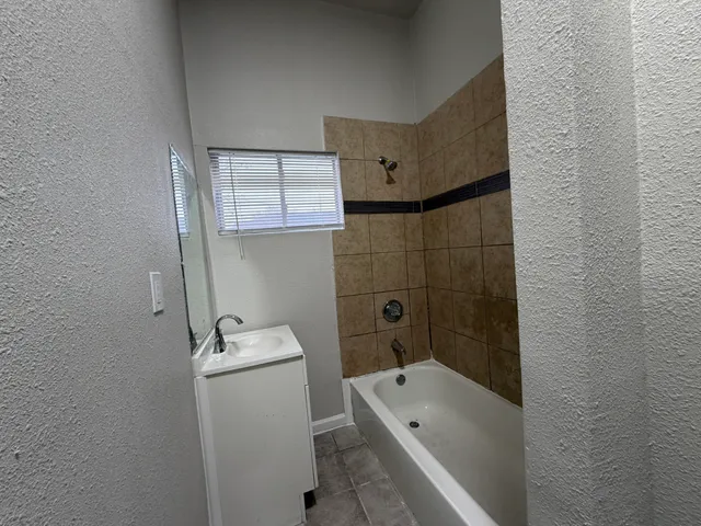 $950 | 3710 Holmes Road, Unit A, Houston, TX 77051