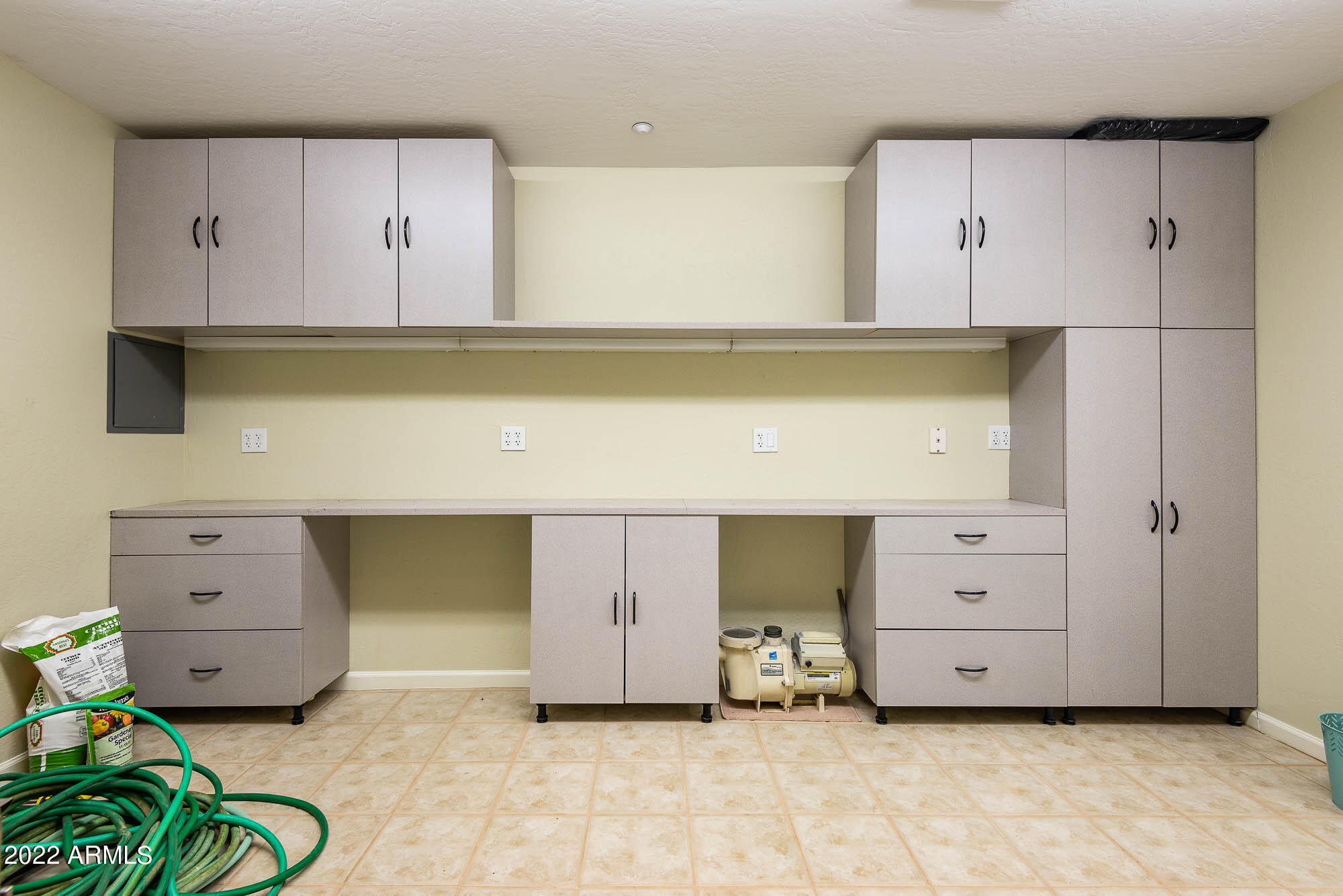 7754 East La Junta Road Scottsdale, AZ 85255 - Photo 48 of 72 a view of an empty room with cabinet