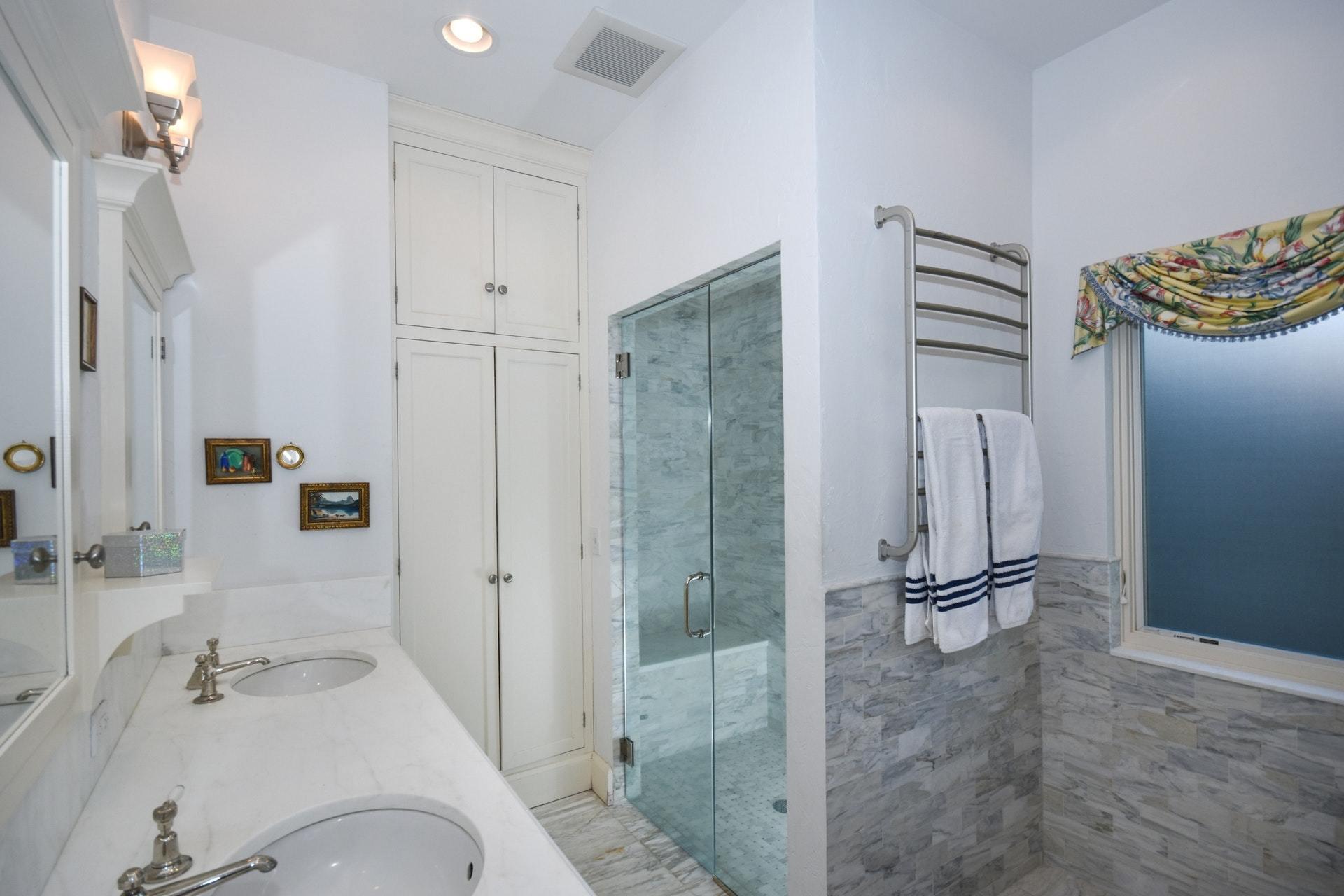 446 Hollow Tree Ridge Road, Unit 4 Darien, CT 06820 - Photo 29 of 37 a bathroom with a tub sink and mirror