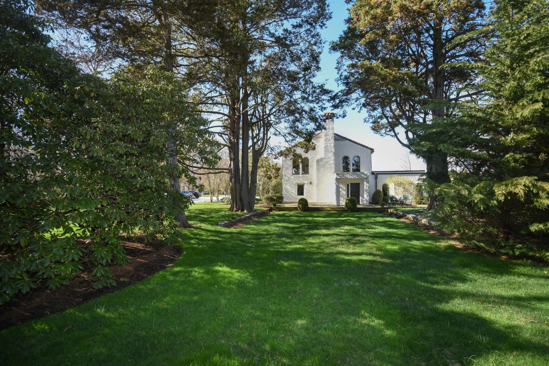 446 Hollow Tree Ridge Road, Unit 4 Darien, CT 06820 - Photo 5 of 37 a view of a house with a big yard and large trees
