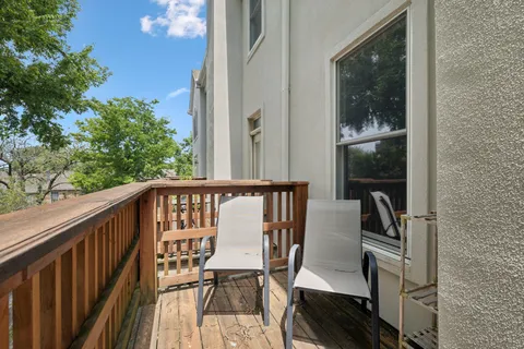 a view of a house with backyard