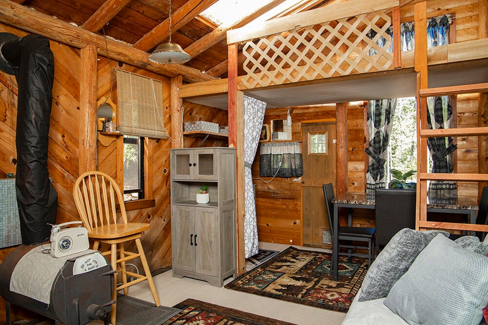 604 Draper Valley Road Selma, OR 97538 - Photo 18 of 45 Interior of outbuilding with loft