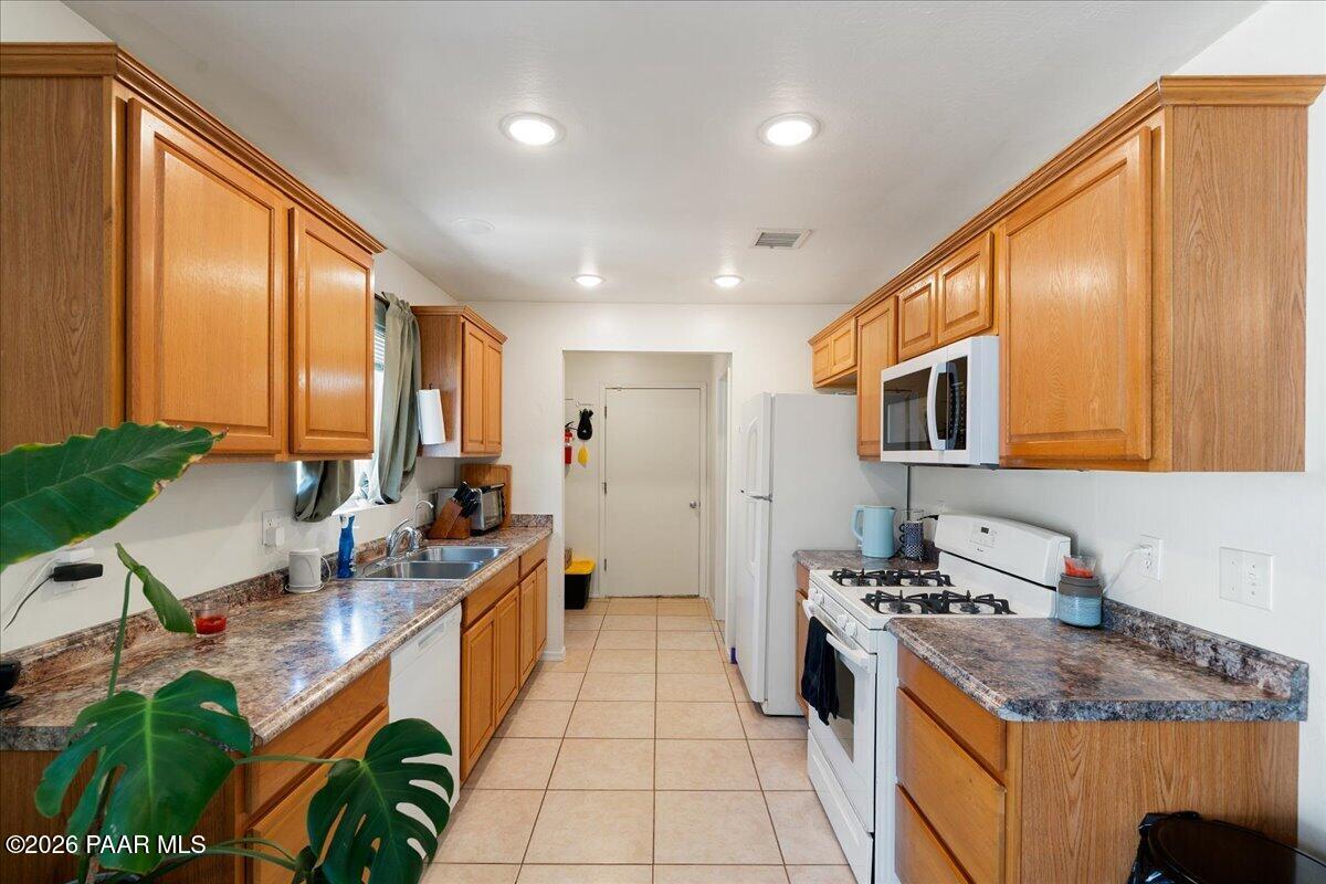 5291 North Robert Road Prescott Valley, AZ 86314 - Photo 10 of 31 Kitchen