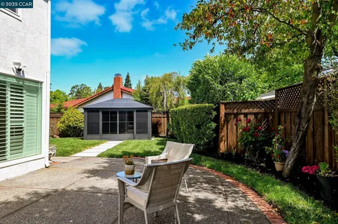 a view of a house with backyard and garden