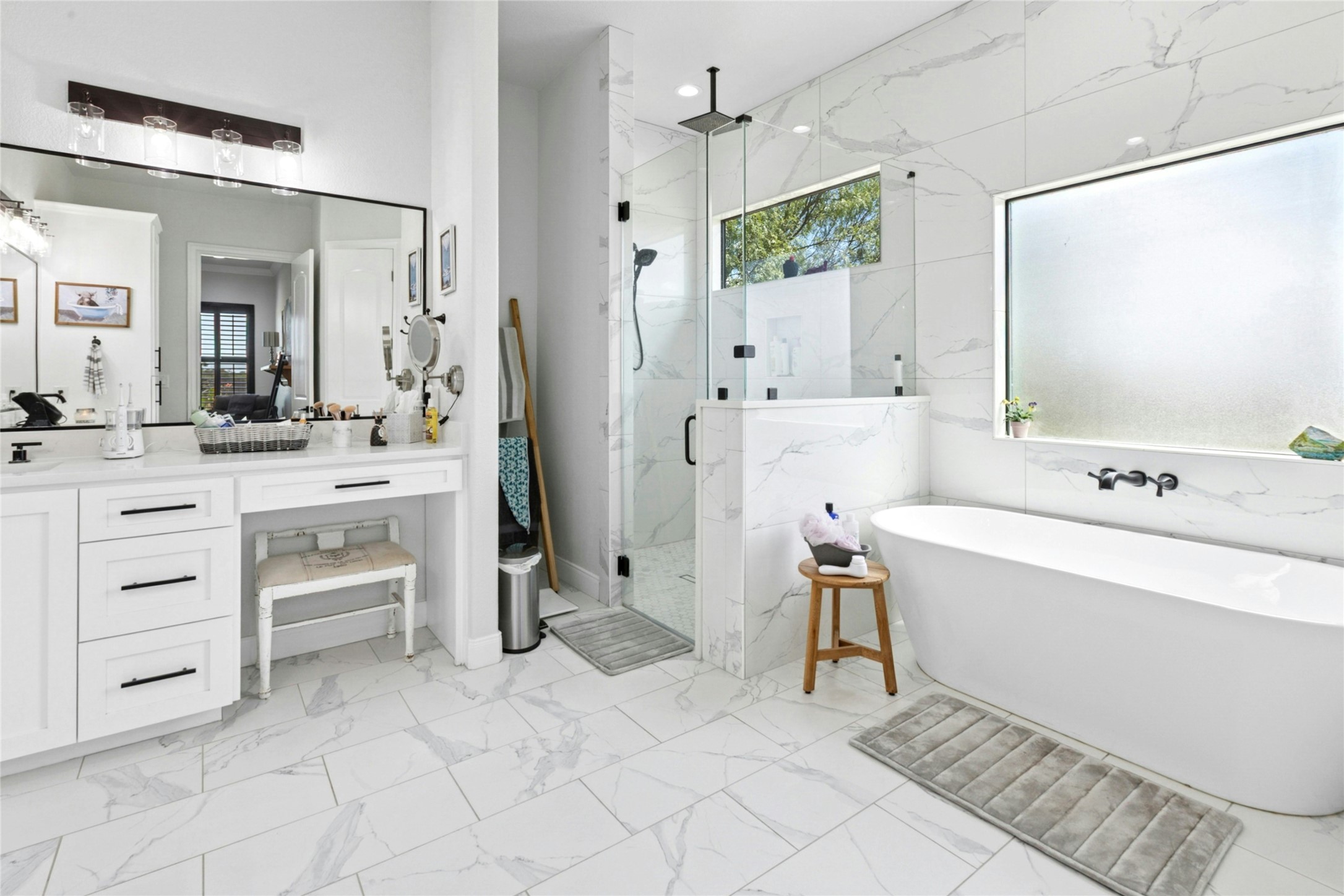 1170 Watterson Road Red Rock, TX 78662 - Photo 19 of 36 a bathroom with a bathtub sink and a mirror