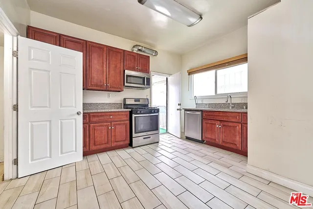 $895,000 | 1147 South Mariposa Avenue, Los Angeles, CA 90006