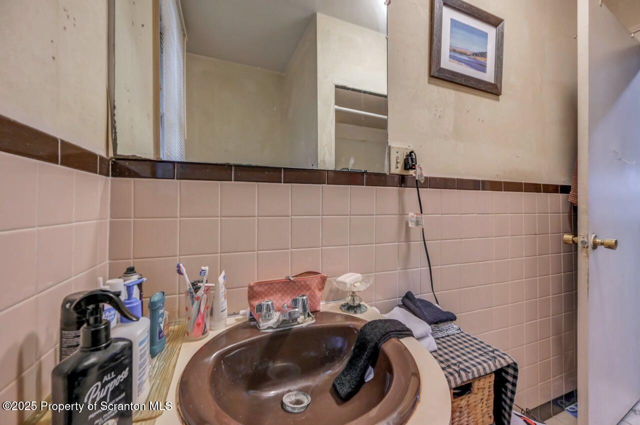 516 Harrison Avenue Scranton, PA 18510 - Photo 51 of 74 a bathroom with a sink and a washing machine