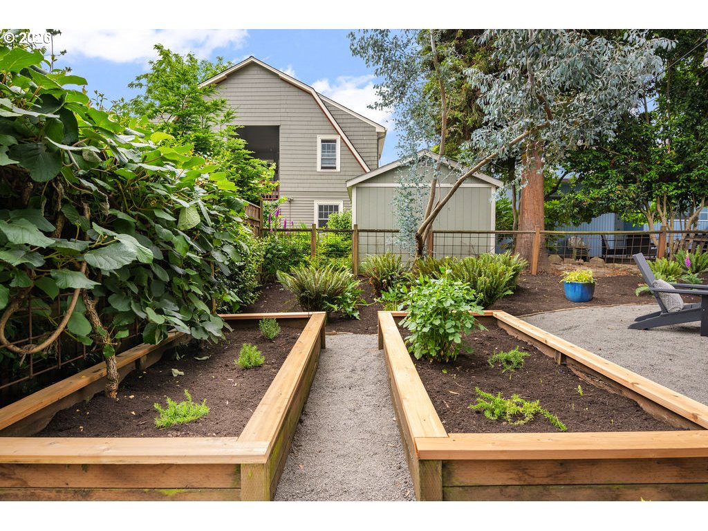 2440 Northwest Raleigh Street Portland, OR 97210 - Photo 41 of 48 Garden
