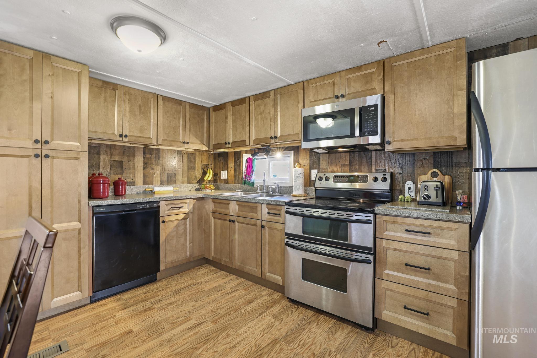 198 South Hills Road, Unit 45 Twin Falls, ID 83301 - Photo 11 of 25 Kitchen featuring stainless steel appliances, light wood-style floors, and light countertops