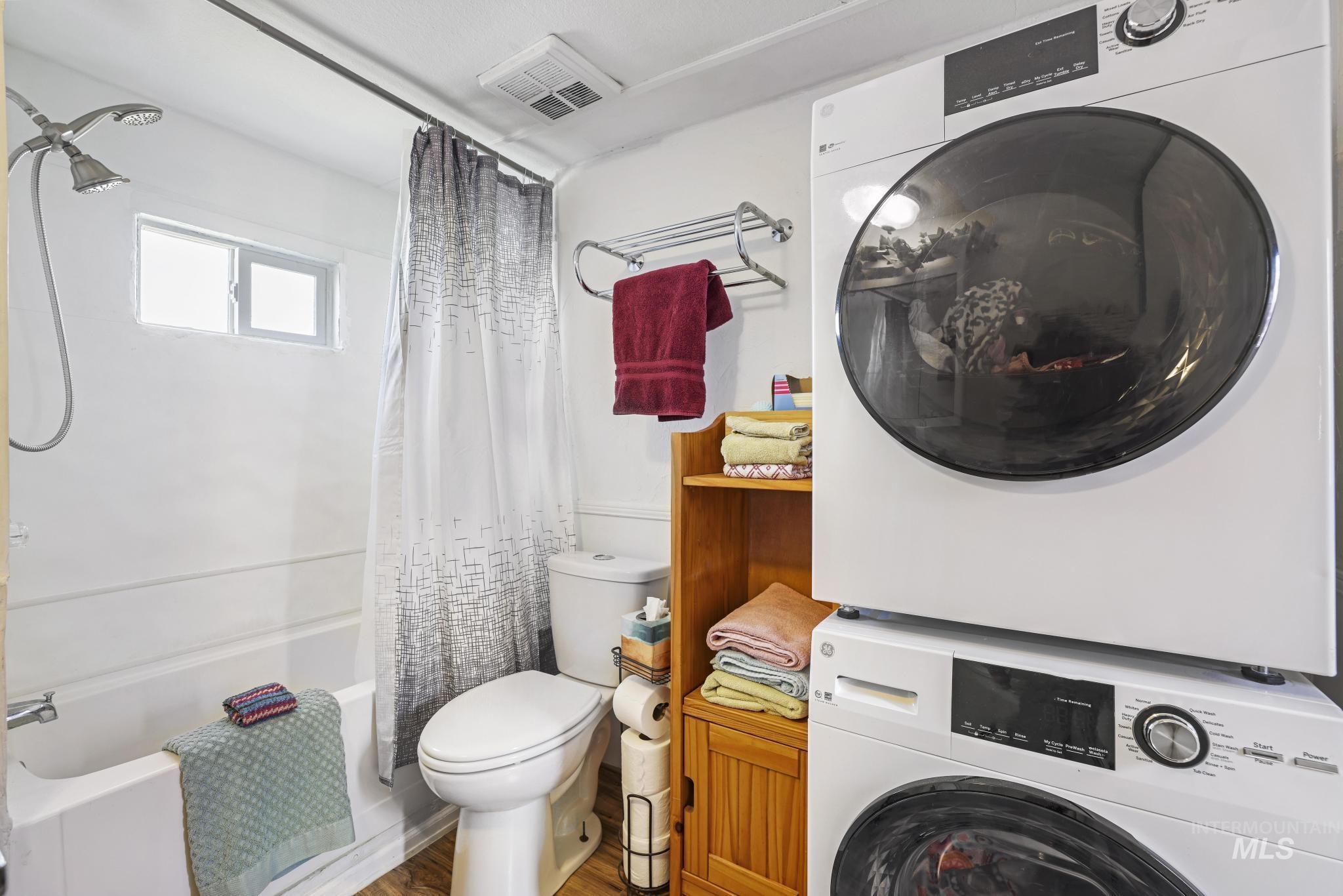198 South Hills Road, Unit 45 Twin Falls, ID 83301 - Photo 20 of 25 Full bath featuring shower / tub combo, stacked washer and clothes dryer, and wood finished floors