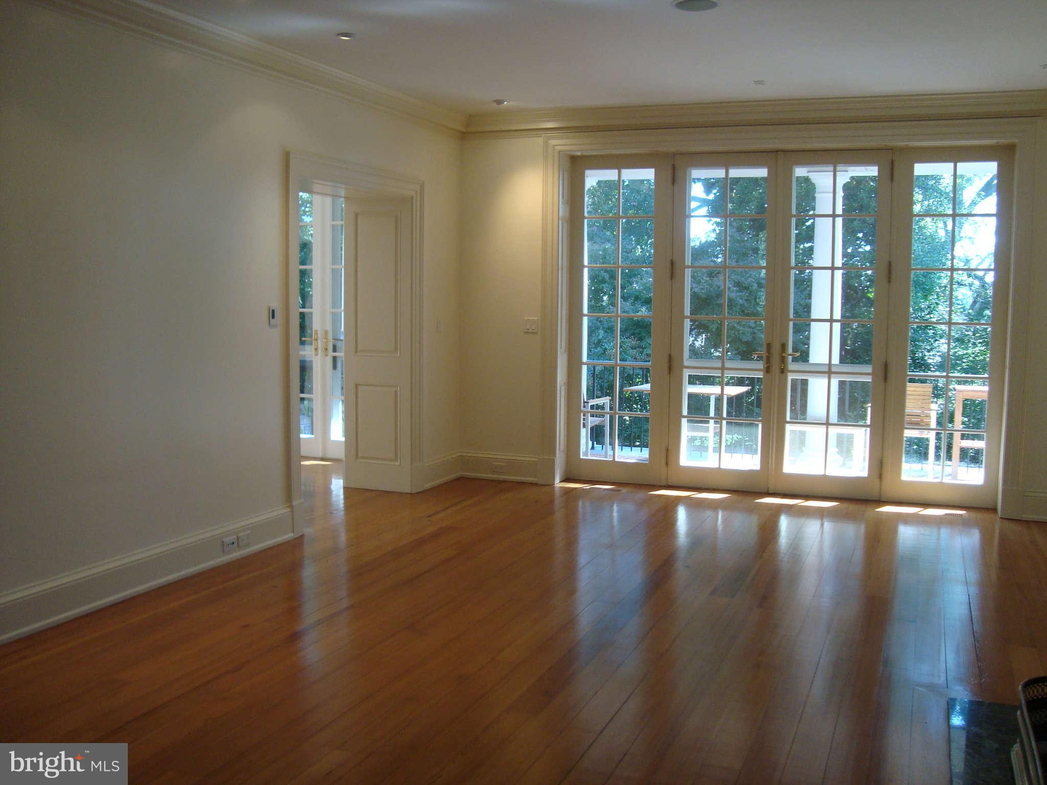 3114 Q Street Northwest Washington, DC 20007 - Photo 4 of 28 Living Room