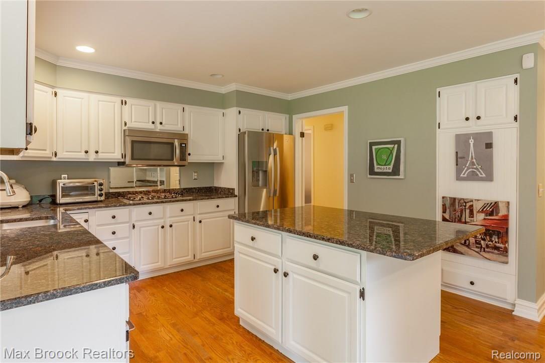 4905 Charing Cross Road Bloomfield Hills, MI 48304 - Photo 29 of 59 kitchen