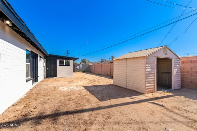 a view of a backyard