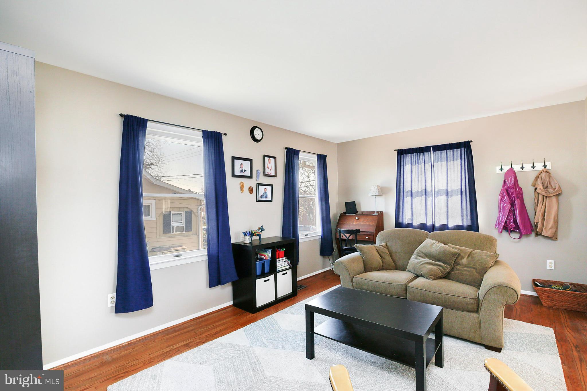 915 Courtney Road Baltimore, MD 21227 - Photo 5 of 30 Living Room
