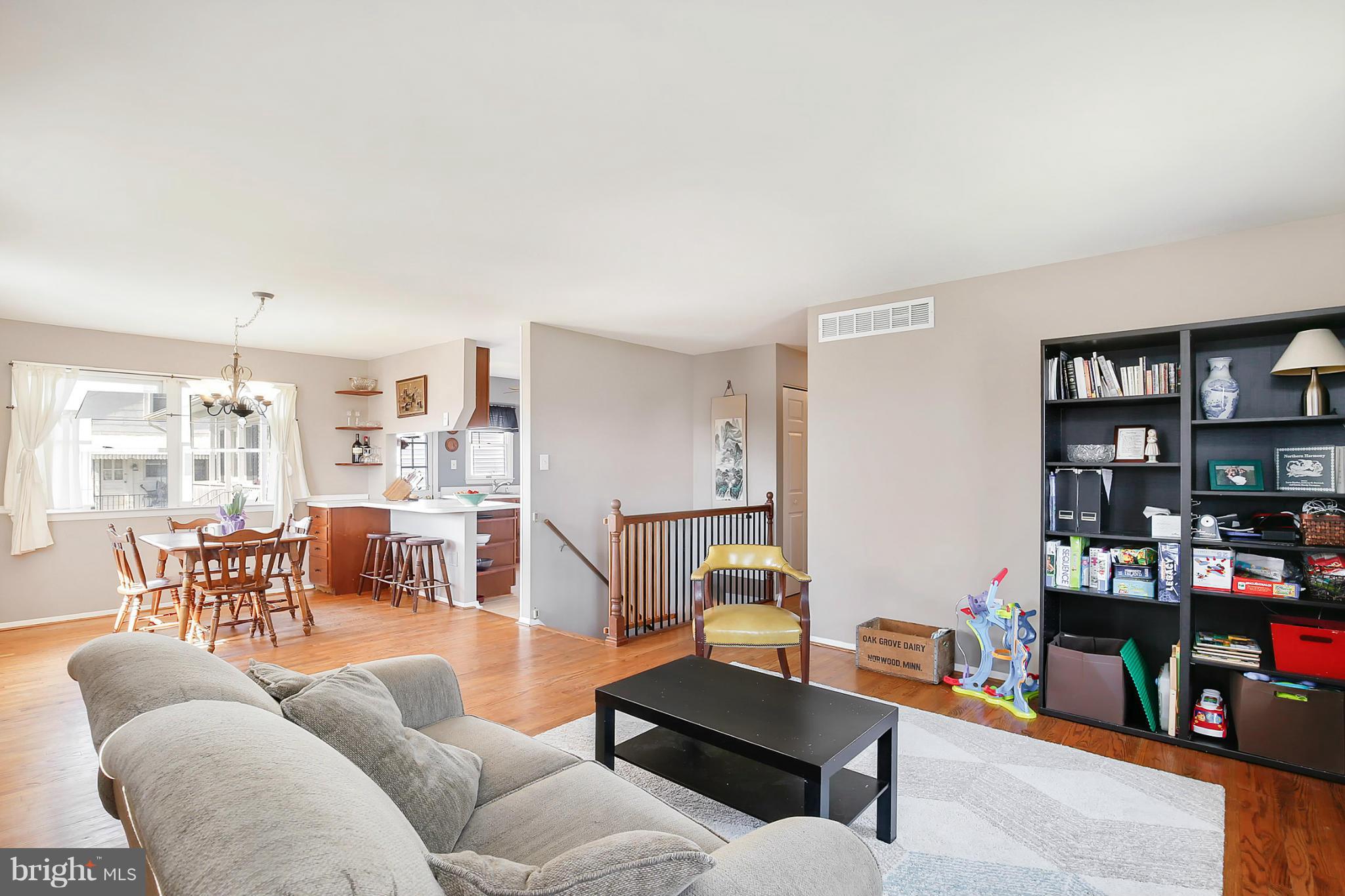 915 Courtney Road Baltimore, MD 21227 - Photo 6 of 30 Living Room