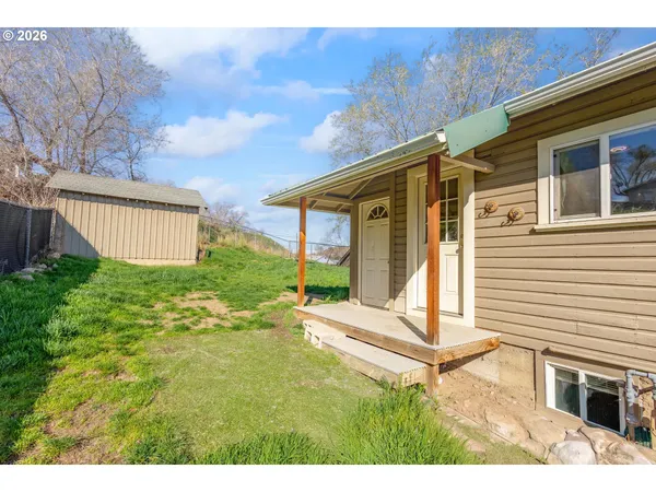 a view of a house with backyard and porch