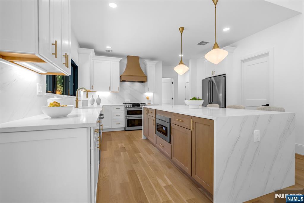 452 Oregon Street Paramus, NJ 07652 - Photo 5 of 50