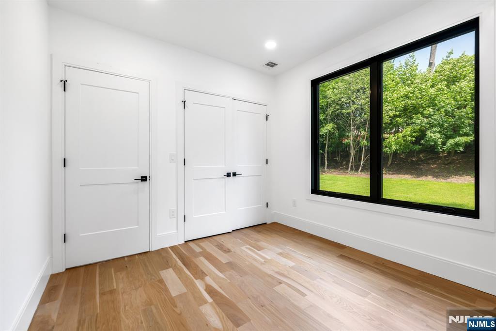 452 Oregon Street Paramus, NJ 07652 - Photo 8 of 50